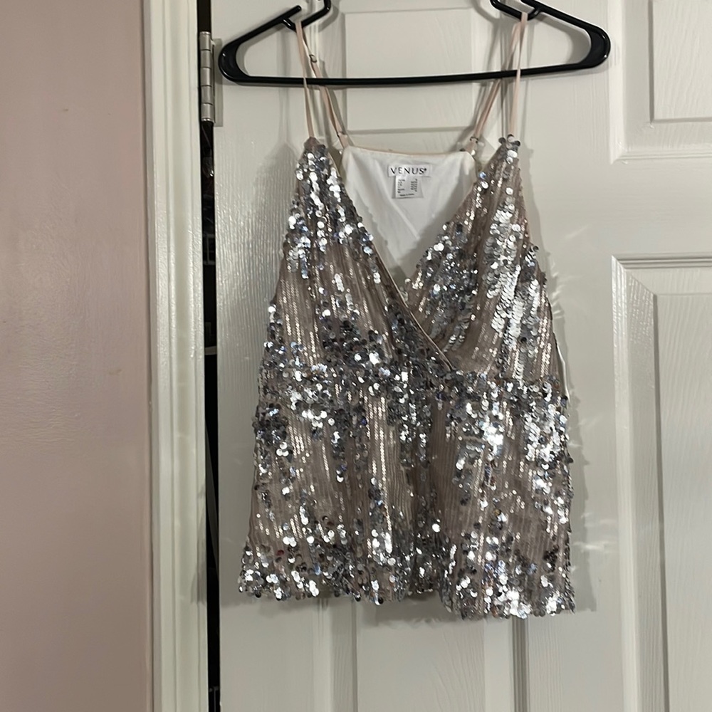 Sequence adjustable strap tank